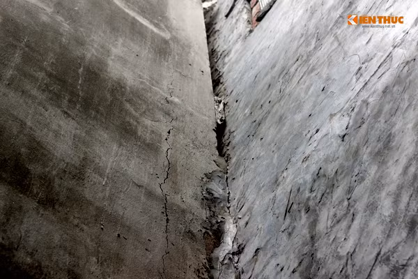 Mặt tường sau của ngôi nhà số 35 liên tục xuất hiện những vết nứt chạy dài.