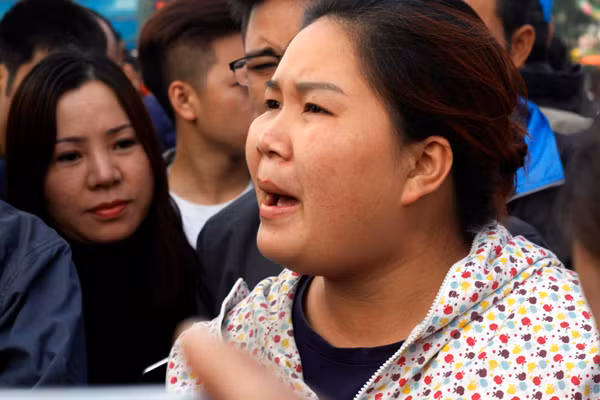 "Chúng tôi đều là những người đi làm ăn xa, giờ sắp đến Tết về quê nhưng Hà Nội lại điều chuyển tuyến như thế này thì phải bắt xe thế nào? Sáng nay, nhiều xe chạy về Thái Bình nhưng chẳng cho chúng tôi lên", chị Ngô Thị Ánh (Thái Bình) kể lại.