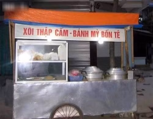 "Bánh mỳ bốn tê" đã xuất hiện nhưng ăn vào liệu mùi vị có khác "bánh mỳ ba tê" hay không, đó là suy nghĩ mà người xem đọc được dòng quảng cáo ghi trên chiếc xe bán hàng rong ở Việt Nam này.
