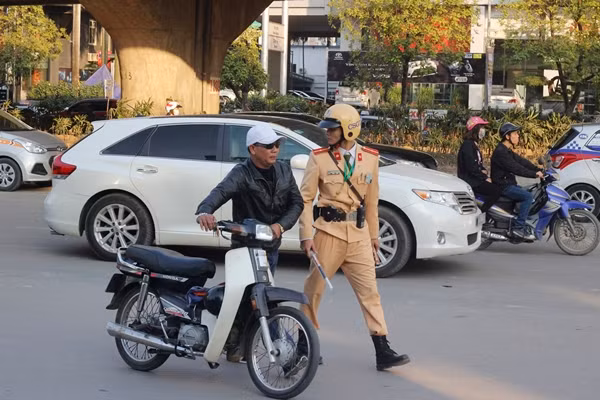 Lực lượng cảnh sát trong 15 tổ công tác 141 Hà Nội "căng mình" làm nhiệm vụ để giữ gìn an ninh, trật tự trên các tuyến đường Hà Nội.