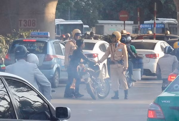 Trong số các trường hợp vi phạm có không ít thanh niên định phóng xe đâm thẳng cảnh sát để bỏ chạy nhưng cũng bị khống chế và xử lý.
