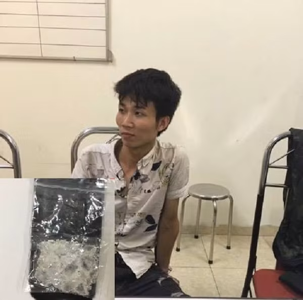 Nam thanh niên bị cảnh sát 141 phát hiện bắt giữ do mang ma túy đá, khai tên là Nguyễn Văn Lân (26 tuổi, ở huyện Thường Tín, Hà Nội), mua gói ma túy đá với giá 2 triệu đồng về để sử dụng.