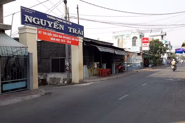 Tuy nhiên, lý giải về việc này, thầy T. lại nói rằng, việc mình có trong lớp là phụ vợ sửa bài cho các em học sinh, luồn tay qua nách học sinh như thế là “tiện hơn” thay vì dùng tay chỉ bài học sinh từ phía đối diện có thể làm trúng các em. Hành động luồn tay qua nách học sinh để chỉ bài của thầy T. không phải chỉ diễn ra một lần mà là nhiều lần và nhiều học sinh khác cũng bị chứ không riêng gì em S.T. Ngày 25/3/2016, Tuổi Trẻ đưa tin, ông Trần Quốc Tuấn, phó chủ tịch UBND TP. Châu Đốc (An Giang) cho biết, đã kỷ luật khiển trách và sẽ chuyển công tác thầy giáo T., người bị “nữ sinh đăng Facebook tố thầy dạy thêm sàm sỡ”.