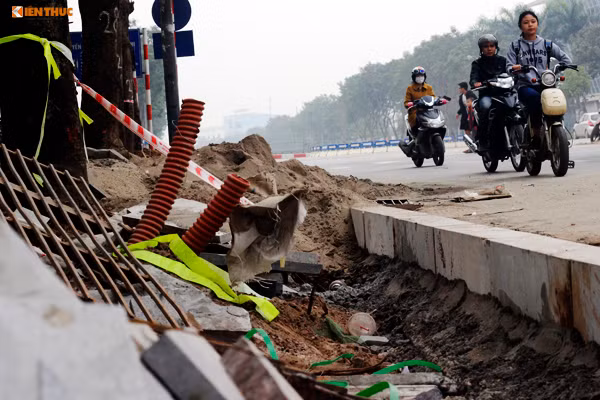 Đường bị đào xới lên để phục vụ quá trình thi công công trình những ngày cận Tết.