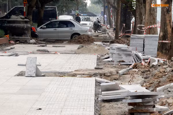 Tuy nhiên, tại thời điểm này, vỉa hè dọc đường Nguyễn Cơ Thạch đang trong tình trạng bị đào xới ngổn ngang. Đáng chú ý, thời điểm thi công đang bước vào những ngày cận Tết nên công nhân làm việc tại công trình đang gấp rút hoàn thiện.