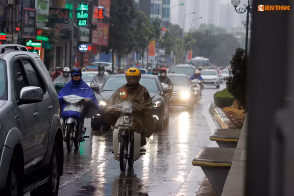 Nhiều xe máy cũng chạy lộn xộn, lấn sang làn ô tô ở khung giờ cao điểm.