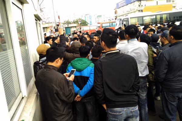 Ông Nguyễn Như Trúc - Giám đốc bến xe Mỹ Đình (Hà Nội) - cho biết: "Ước tính có khoảng gần 100 xe bỏ bến. Ngay sáng nay, sự việc đã được báo cáo lên Sở Giao thông Vận tải Hà Nội và đang phối hợp cùng các cơ quan chức năng xử lý".