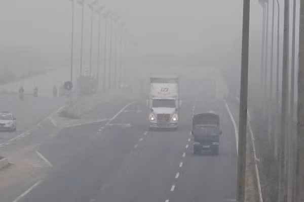 Xe ô tô trọng tải lớn, xe container... cũng bật đèn chống sương mù khi di chuyển trên đại lộ Thăng Long.