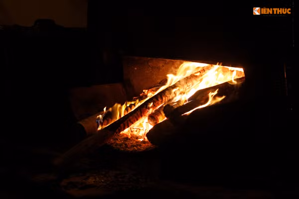 Nam công nhân phải đốt chút lửa còn lại bên trong chiếc máy nấu và tưới nhựa đường để nằm cạnh tìm chút hơi ấm trong đêm lạnh.