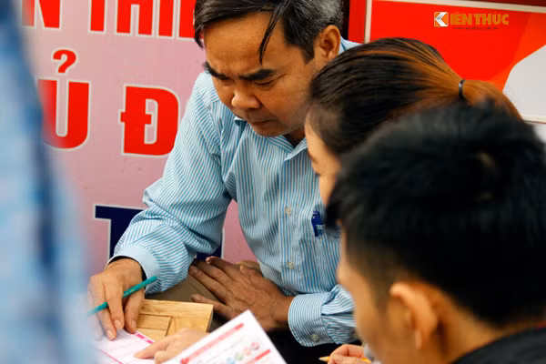 Không ít trường hợp người mua đến một số điểm vé số Vietlott ở quận Cầu Giấy chưa in được vé đã bỏ về.