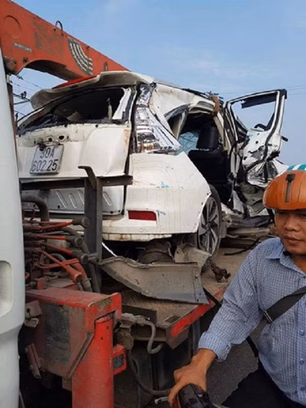 Theo người dân tại hiện trường, thời điểm xảy ra tai nạn, xe ô tô chở theo 7 người chạy trên quốc lộ 1A. Xe đi qua đường ngang dân sinh đoạn qua thôn Văn Giáp (Văn Bình) không chú ý quan sát. Đúng lúc tàu hỏa chở khách đi tới đã tông trực diện khiến chiếc xe ô tô bị húc văng ra ngoài.