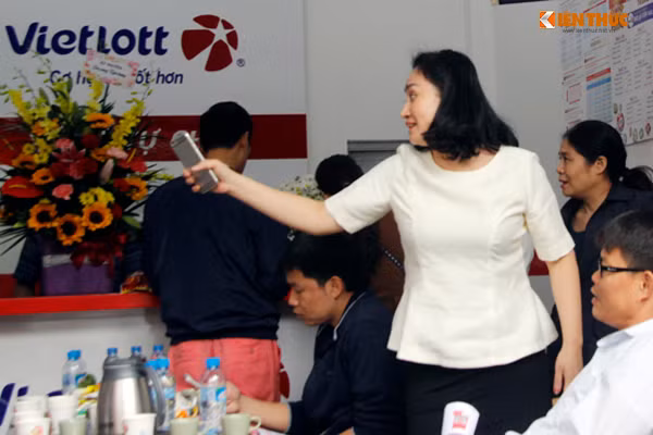Dù lượng người tìm đến mua vé số Vietlott ít nhưng ai cũng háo hức.