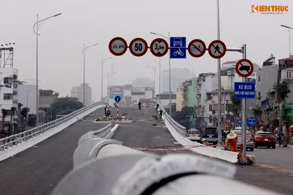 Sau khi công trình hoàn thành, các phương tiện sẽ được lưu thông qua hai làn xe, chiều cao tối đa 3,5m, với tốc độ tối đa 50 km/h (xe bus được phép lưu thông, cấm xe đạp, người đi bộ di chuyển lên cầu).