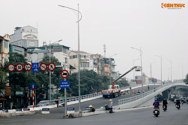 Cầu vượt Ô Đông Mác – Nguyễn Khoái được xây dựng bằng kết cấu thép, có chiều dài là 232,4m, rộng 12m, gồm 4 nhịp với sơ đồ nhịp là 45m+56m+72m+56m áp dụng kỹ thuật khoan nhồi móng cọc, có tường chắn và đường dẫn 2 đầu cầu… Tổng mức đầu tư trên 166 tỷ đồng (trong đó chi phí xây dựng gần 135 tỷ đồng).
