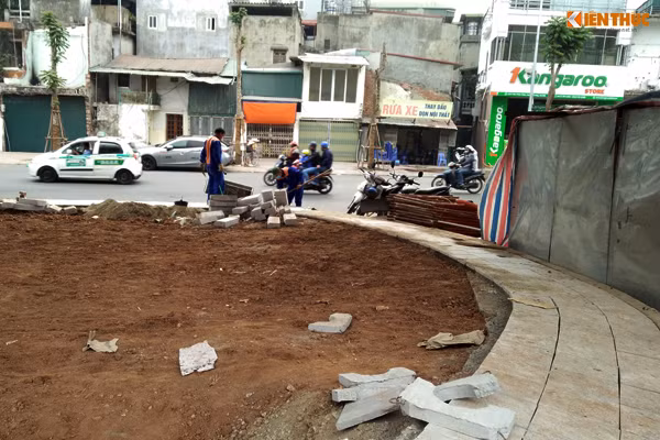 Ở phía dưới gầm cầu vượt công nhân cũng đang khẩn trương xây dựng nốt những hạng mục, vận chuyển các phế thải đi chỗ khác.