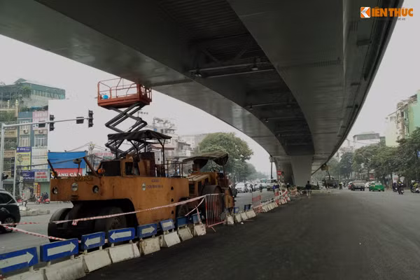 Máy móc kỹ thuật được sử dụng để hoàn thiện các hạng mục cầu vượt. Tuyến giao thông từ Kim Ngưu - Lò Đúc (ngược lại) phía dưới gầm cầu tạm thời được ngăn lại để phục vụ quá trình hoàn thiện công trình.