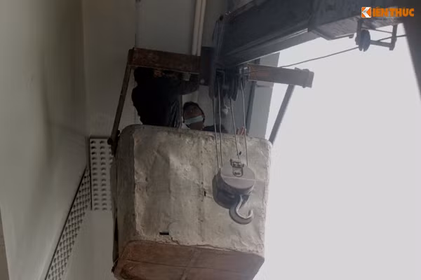 Các thiết bị điện đang được lắp đặt.