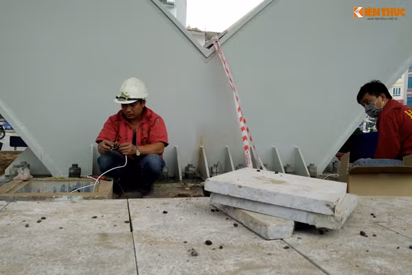 Đường điện đèn chiếu sáng dưới chân cầu vượt đang được đấu nối.