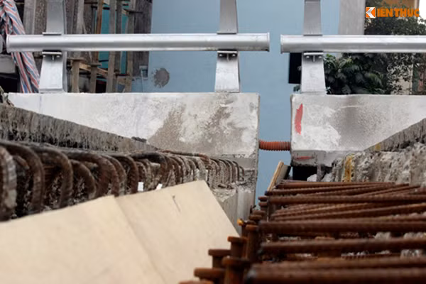 Một hạng mục phía trên mặt cầu vẫn đang được hoàn thiện.