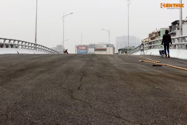 Mặt cầu vượt có chiều rộng là 12m đã được trải nhựa nhẵn.
