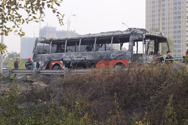 Chiếc xe khách bị cháy chỉ còn lại khung sắt.