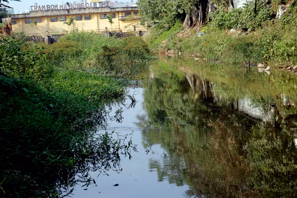 Theo người dân sinh sống gần khu vực, tình trạng này kéo dài đã nhiều năm, ô nhiễm đến nay càng trở nên nghiêm trọng hơn. Những ngày nắng mùi hôi thối bốc lên từ chỗ nước màu đỏ, đen hôi thối vô cùng.