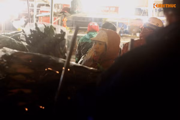 Nhiều người bán ở chợ Quảng An (Hà Nội) thân thiện chào mời khách mua hàng trong đêm lạnh.