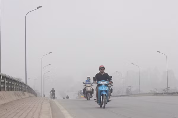 Hiện tượng sương mù dày đặc sáng nay dễ dàng quan sát thấy ở các tuyến đường của Hà Nội.