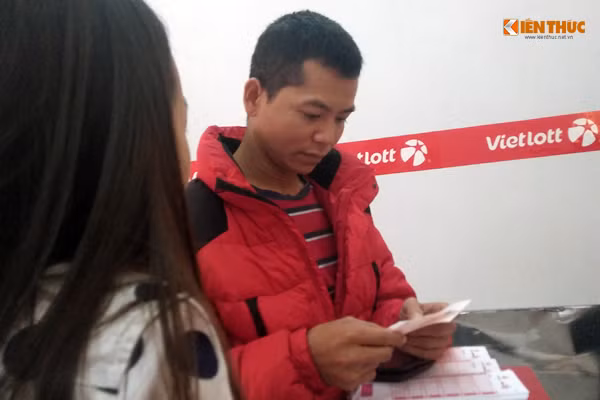 Nhân viên tại điểm bán Vietlott trên phố Phan Văn Trường cho biết, một vé tại đây bán 10 nghìn đồng, vé số bán ngày 5/12 sẽ quay thưởng vào ngày 7/12.