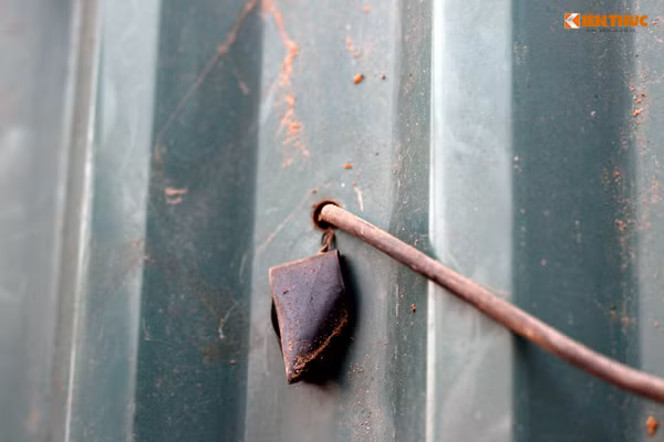 Các dây dẫn điện vào phía bên trong phòng kín cũng được khoan lỗ một cách cẩn thận, không để lọt khí quá nhiều.