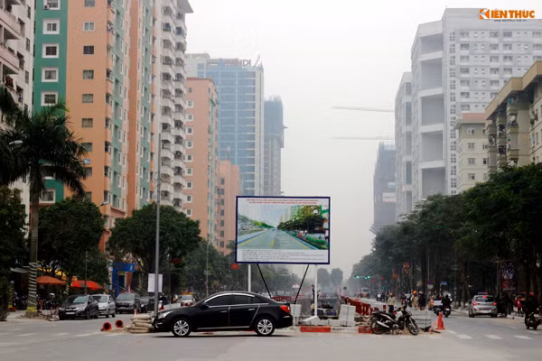 Theo tìm hiểu của PV Kiến Thức, đường Nguyễn Cơ Thạch ngổn ngang như vậy là do đang trong quá trình thi công "Công trình cải tạo, chỉnh trang hệ thống hạ tầng kỹ thuật quận Nam Từ Liêm (Giai đoạn I)", thời gian thi công là 120 ngày.