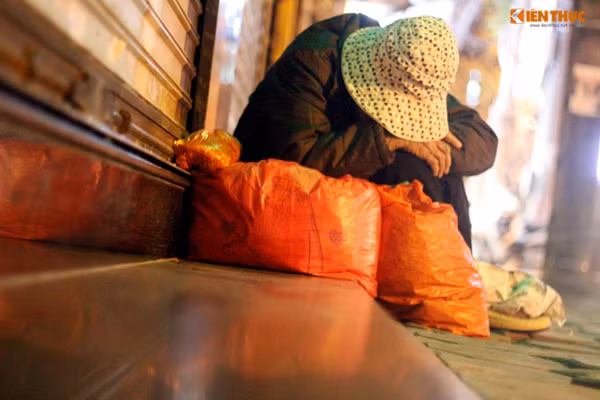 Hình ảnh khiến nhiều người đi đường cảm động.