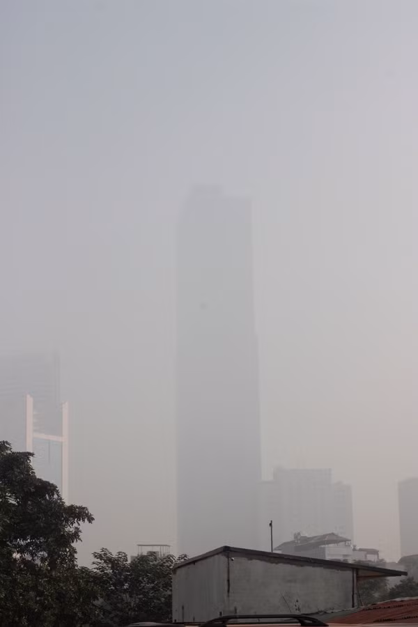 Tòa Keangnam Hà Nội cũng bị "nuốt chửng" trong sương mù.