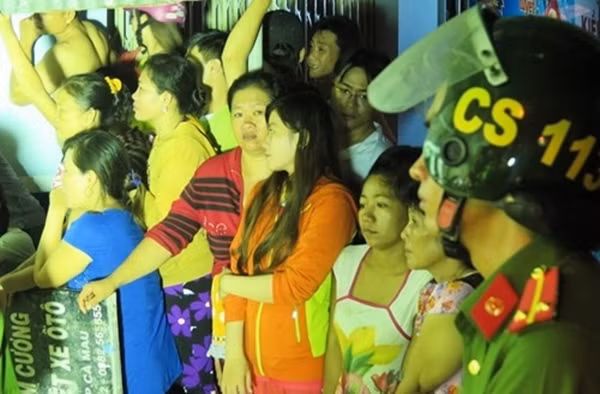 Những người dân sống xung quanh vô cùng bàng hoàng, xót thương cho các nạn nhân xấu số. Ảnh: Tiền Phong.