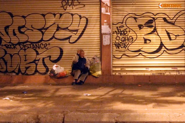 Một cụ ông ngồi co ro trong đêm lạnh và không thể ngủ vì không có chăn chiếu.