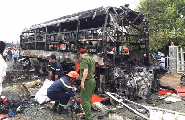 Tại hiện trường, hai xe khách đối đầu nhau, cháy trơ khung và nằm chắn ngang giữa đường, cùng với một phần đầu xe tải cũng bị cháy rụi. Đa số các nạn nhân bị cháy đều không thể nhận dạng được. Hai ngày sau, toàn bộ nạn nhân đã được xác định, bàn giao cho người thân mai táng.