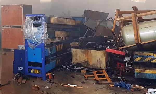 Một số máy móc bên trong công ty cũng bị hư hỏng. Hiện nguyên nhân xảy ra vụ cháy đang được cơ quan chức năng điều tra, làm rõ.