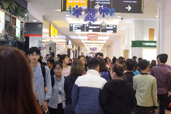 Thậm chí nhiều người phải chen chúc nhau tìm lối đi bên trong trung tâm thương mại do quá đông.