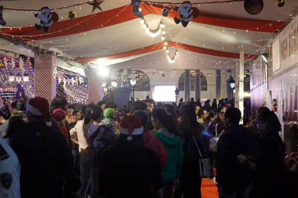 Trong khi đó, tại một khu trung tâm thương mại ở Hà Nội, lượng người kéo đến vui chơi đêm Giáng sinh năm 2016 càng về khuya càng đông đúc.