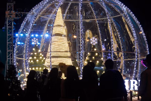 Quả cầu tuyết khổng lồ ở Vincom Bà Triệu cũng thu hút hàng nghìn người ngắm nhìn, thỏa thích tạo dáng chụp ảnh.