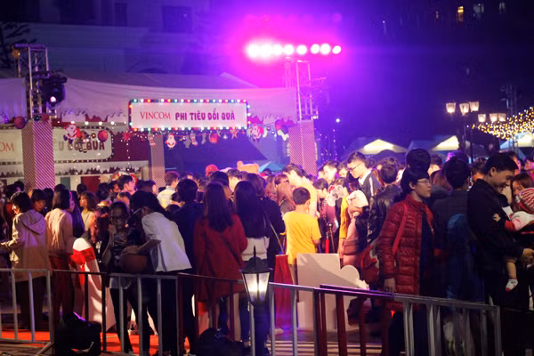 Khá đông bạn trẻ rủ nhau đi chơi đêm Giáng sinh năm 2016.