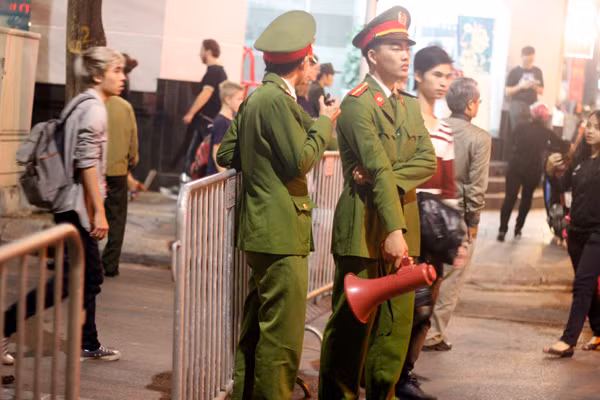 Để giảm thiểu ùn tắc và náo loạn giao thông tại phố Nhà thờ, lực lượng chức năng đã sử dụng rào chắn sắt để chặn tuyến đường lại không cho các phương tiện liên quan di chuyển vào khu vực Nhà thờ Lớn.