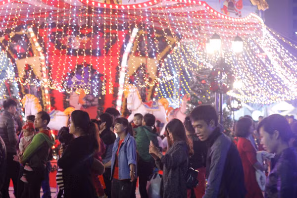 Ai cũng háo hức tận hưởng không khí đêm Giáng sinh an lành.