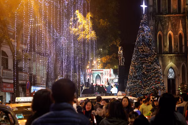 Xung quanh Nhà thờ Lớn (Hà Nội) được trang hoàng lộng lẫy, lung linh huyền ảo với cây thông cùng những ánh đèn nhấp nháy.