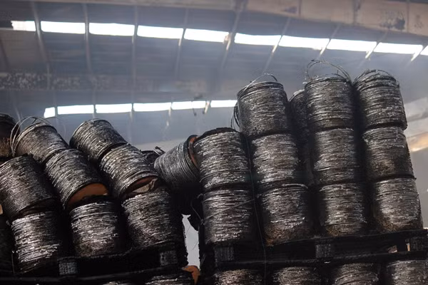 Bên cạnh gian gỗ bị lửa thiêu trụi thì nhiều thiết bị điện, sửa chữa ô tô cũng bị độ nóng của lửa làm hư hỏng, cháy đen.