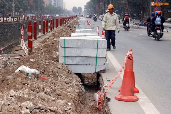 Các khung giờ cao điểm, phương tiện di chuyển qua đoạn đường Nguyễn Cơ Thạch khá đông, nhưng thỉnh thoảng bị các vật liệu xây dựng chất đống gần đường cản trở lưu thông, chỉ cần một chiếc xe có trọng tải lớn cùng di chuyển sẽ rất dễ xảy ra tình trạng ùn tắc.