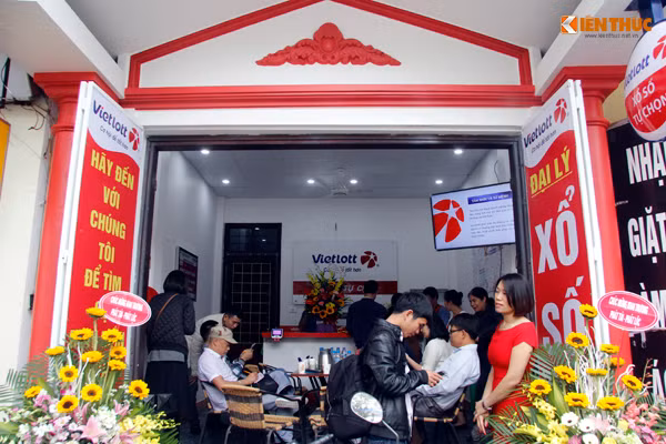 Sáng 5/12, xổ số Mega 6/45 của Vietlott chính thức có mặt tại thủ đô Hà Nội. Tuy nhiên, trái ngược với sức nóng, sự hấp dẫn của giải thưởng lên tới hàng chục tỷ đồng, một số điểm bán xổ số Vietlott ở Trần Quốc Hoàn, Nghĩa Tân, Phan Văn Trường (quận Cầu Giấy, TP Hà Nội) lại đìu hiu khách. Hình ảnh ghi nhận tại điểm bán trên đường Trần Quốc Hoàn.