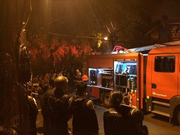 Đến khoảng 22h cùng ngày, ngọn lửa cơ bản đã được khống chế. Tuy nhiên do lửa cháy lớn đã khiến mái của nhà xưởng bị đổ sụp, nhiều người dân sống gần khu vực vô cùng hoảng loạn.