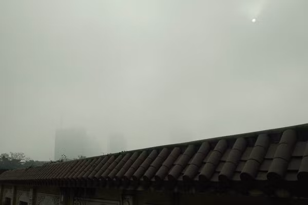 Đến 9h30, dù mặt trời đã lên cao nhưng sương mù vẫn bao phủ toàn bộ khu vực Hà Nội.