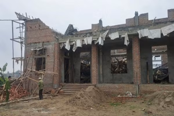 Theo Phó Bí thư Đảng bộ xã Vĩnh Long, ông Đoàn Văn Huyến xác nhận với báo chí có 10 người bị thương, các nạn nhân được đưa đến cấp cứu ở Bệnh viện huyện Vĩnh Bảo (Hải Phòng) ngay sau đó. Ảnh: Người đưa tin.